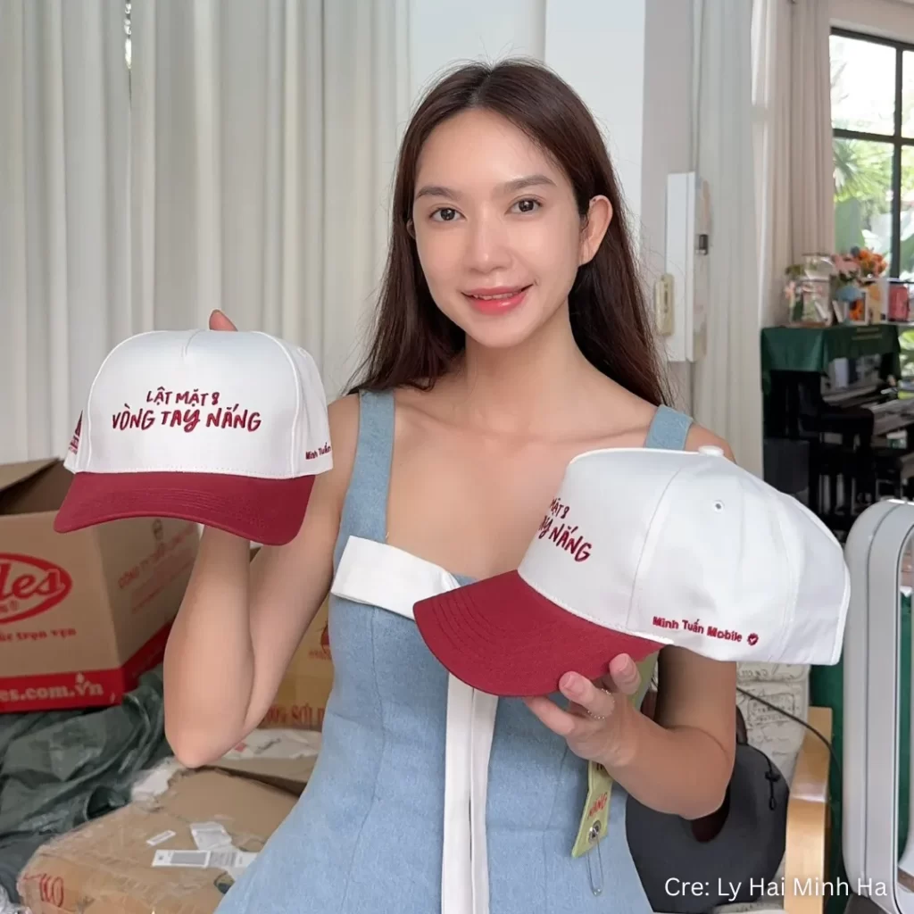 Diễn viên Minh Hà cùng chiếc nón quà tặng do Wavu sản xuất
