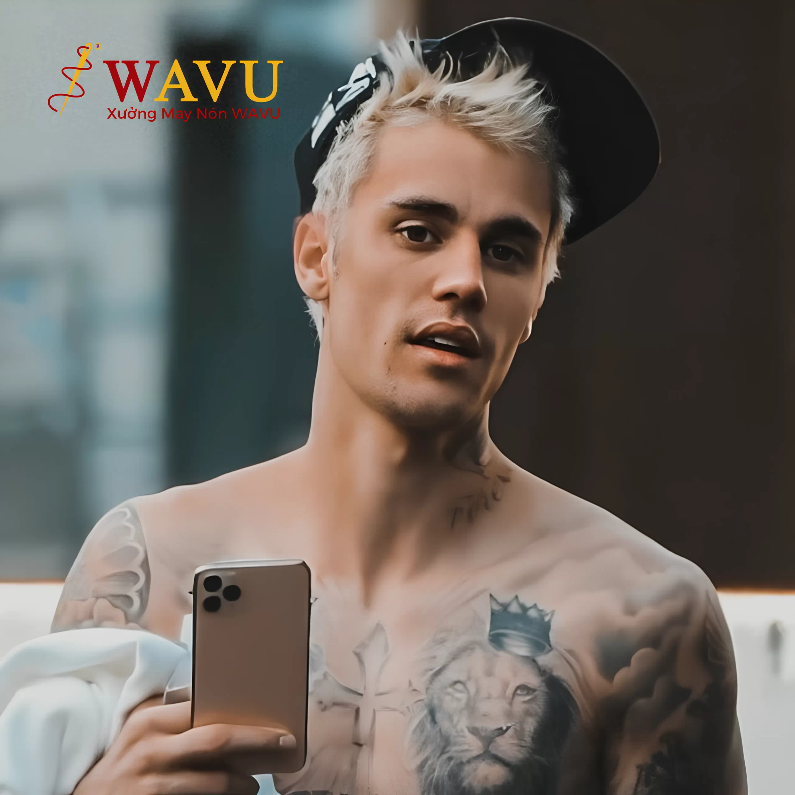 Đội snapback nghiêng sang bên