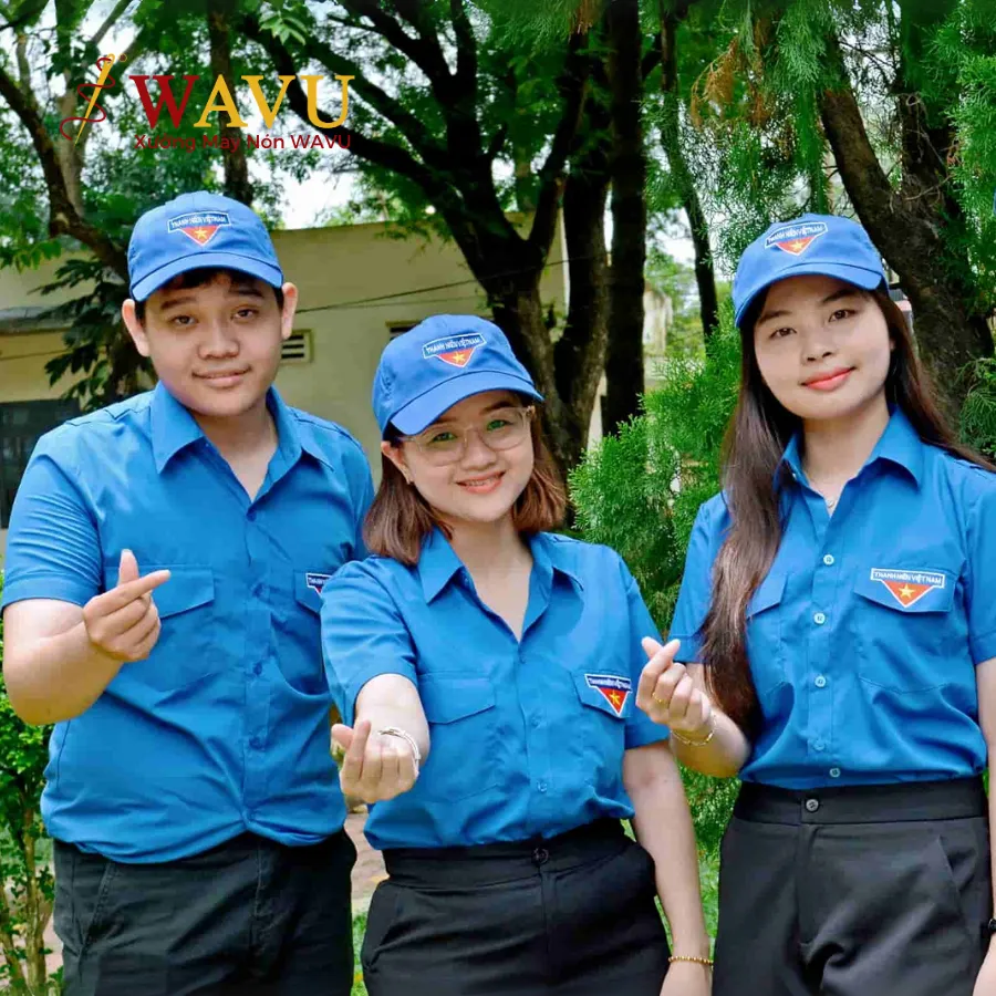 Đoàn thanh niên đội nón cờ đỏ sao vàng
