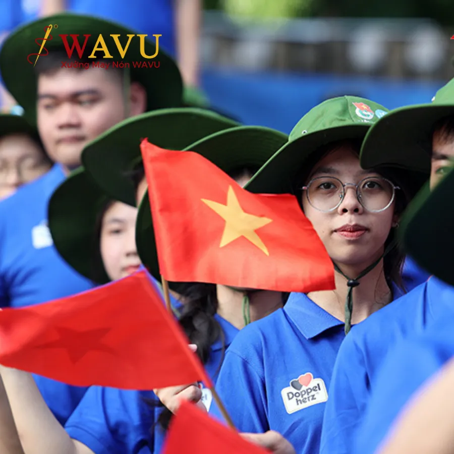 Sinh viên tình nguyện mùa hè xanh đội nón cờ đỏ sao vàng