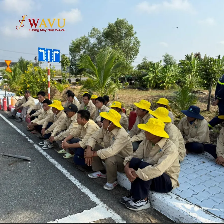 Mũ tai bèo bảo hộ công nhân