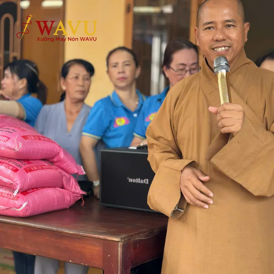 Sư thầy phát biểu trước buổi trao quà Vu Lan
