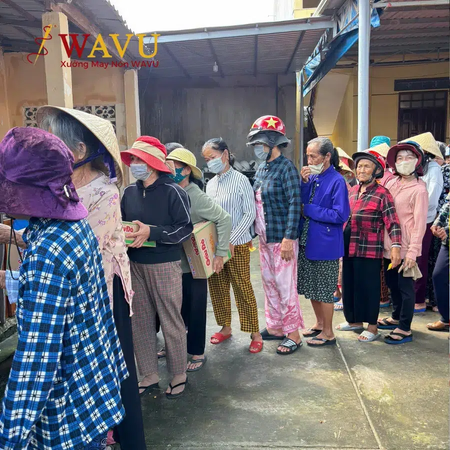 Bà con tham gia nhận quà Lễ Vu Lan tại xã Bình Châu