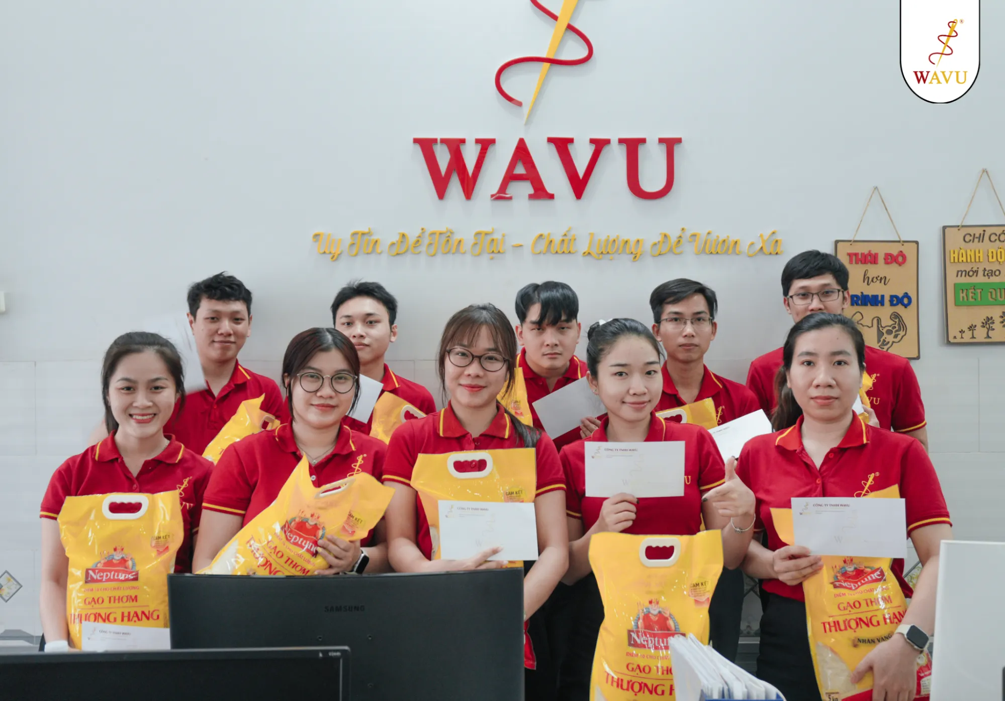Trao quà cho công nhân viên tại văn phòng Wavu