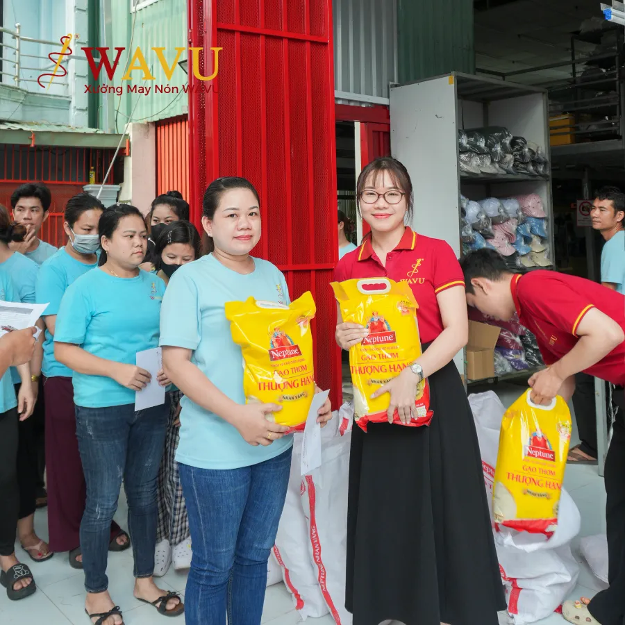 Trao quà cho công nhân viên tại xưởng may nón Wavu (1)