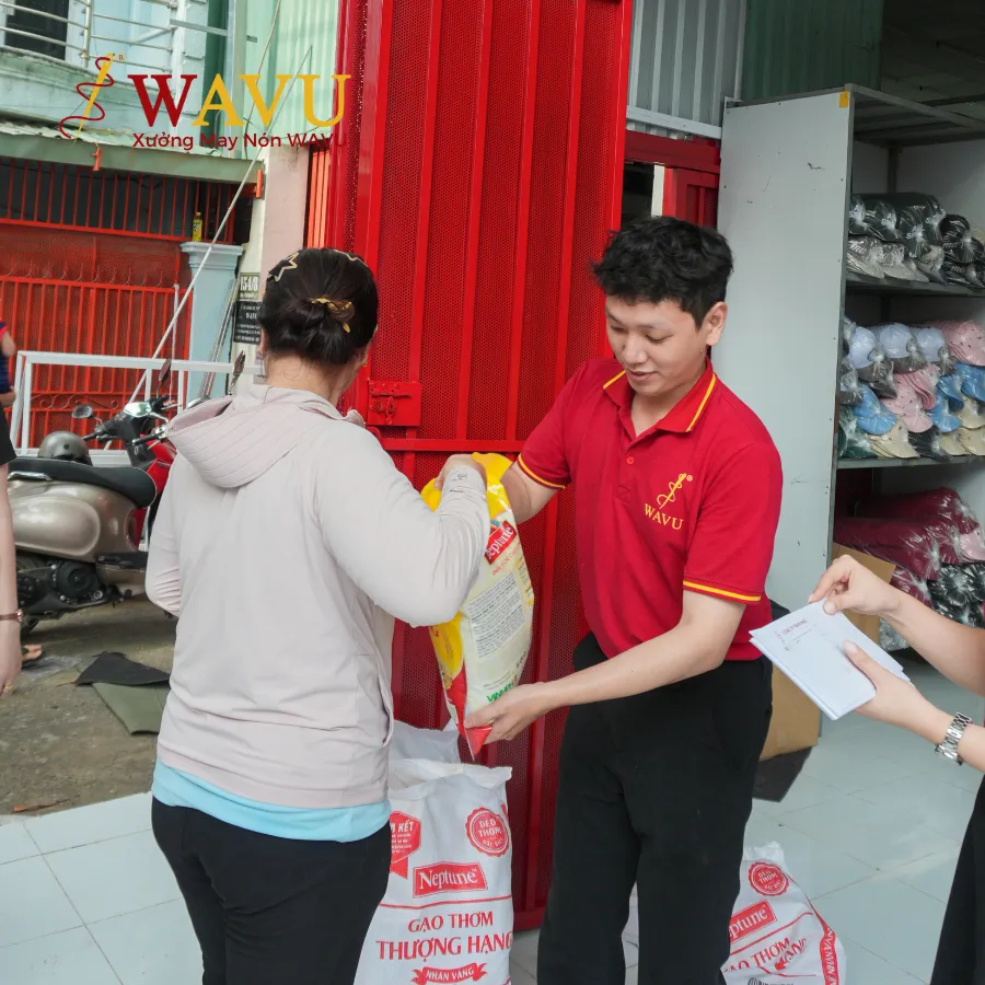 Trao quà cho công nhân viên tại xưởng may nón Wavu (2)
