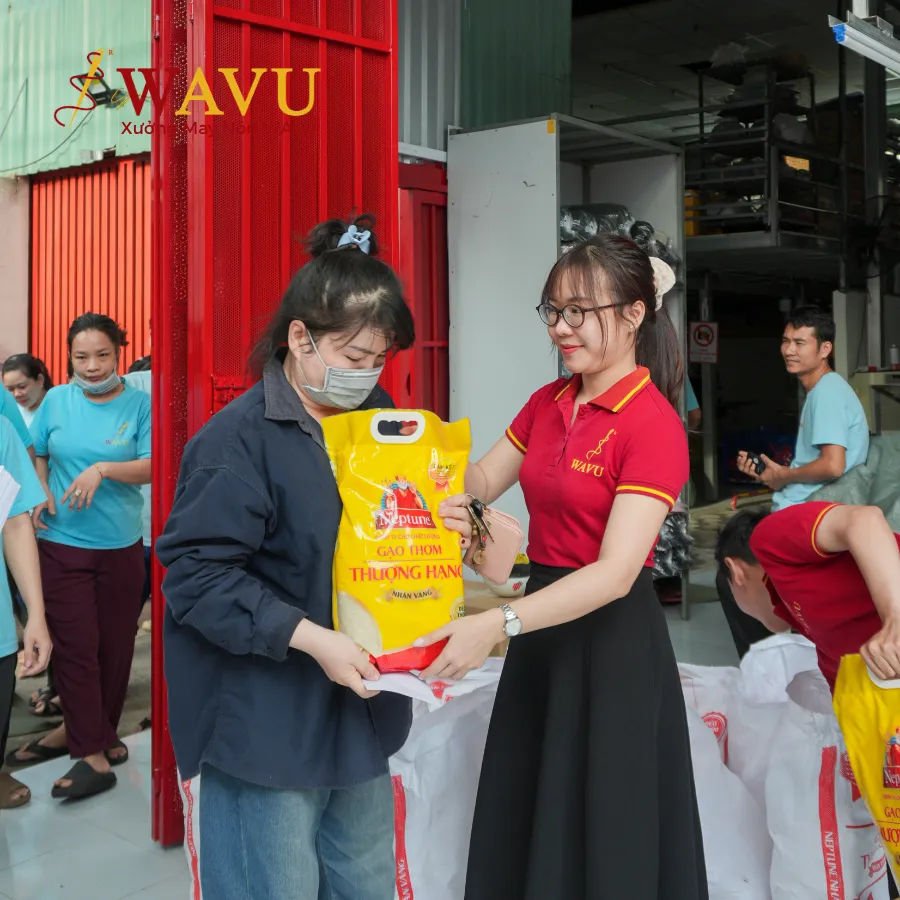 Trao quà cho công nhân viên tại xưởng may nón Wavu (3)