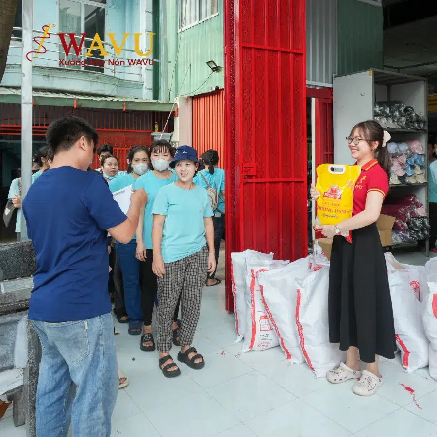 Công nhân viên xếp hàng nhận quà Vu Lan