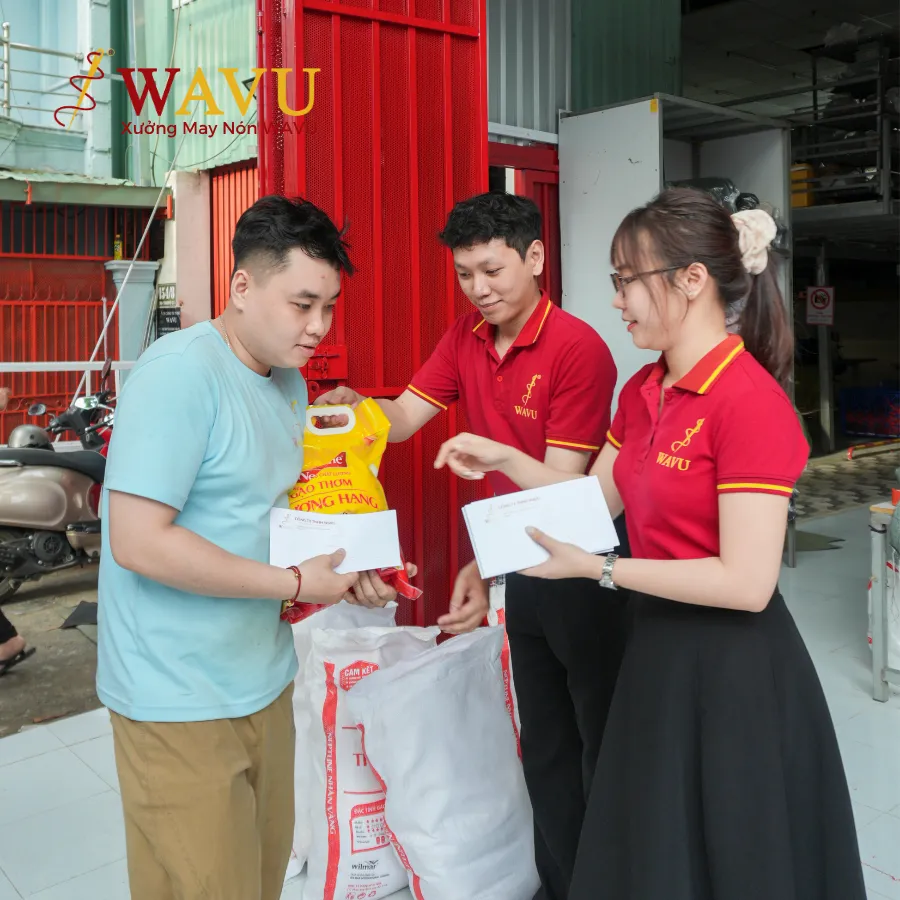 Trao quà cho công nhân viên tại xưởng may nón Wavu (4)