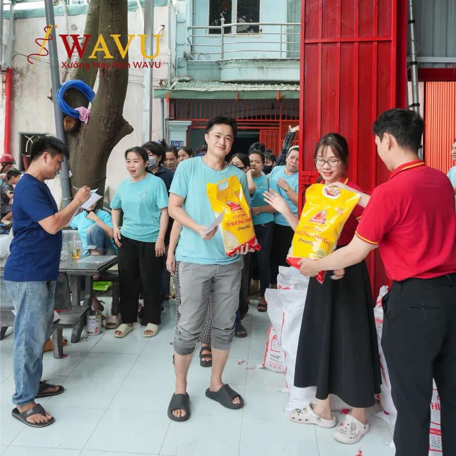 Trao quà cho công nhân viên tại xưởng may nón Wavu (5)