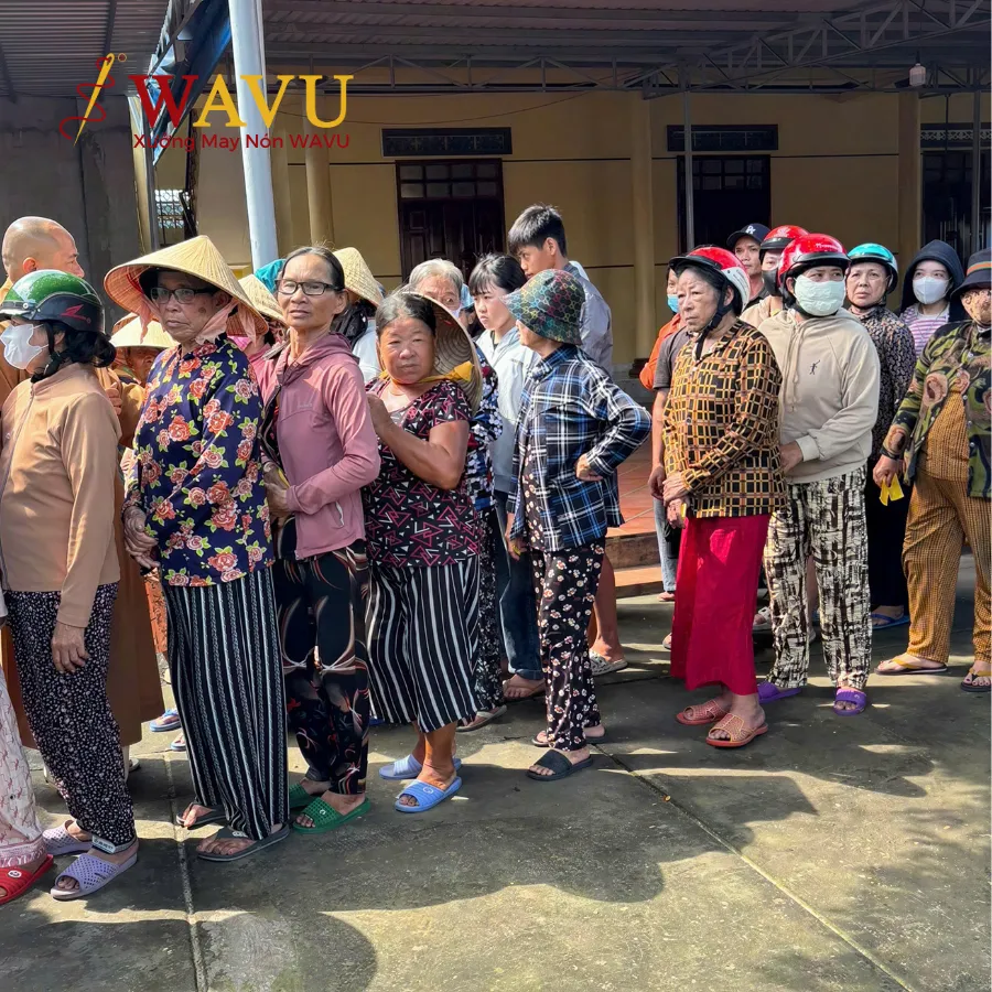 Bà con xếp hàngnhận quà Lễ Vu Lan tại xã Bình Châu