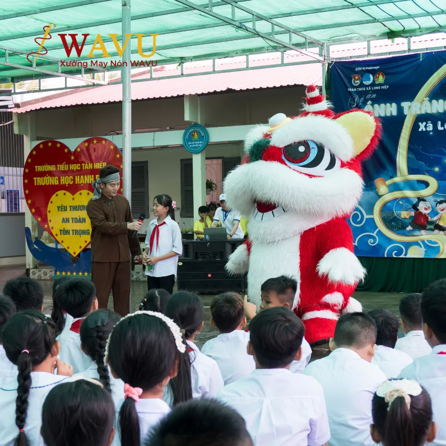 Học sinh tham gia hoạt động đố vui tại chương trình