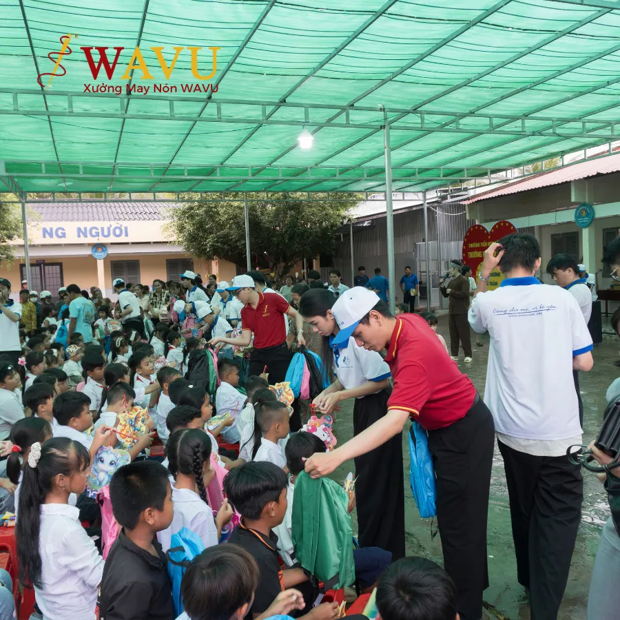 Wavu trao quà cho các em nhỏ tại trường tiểu học Tân Hiệp (2)