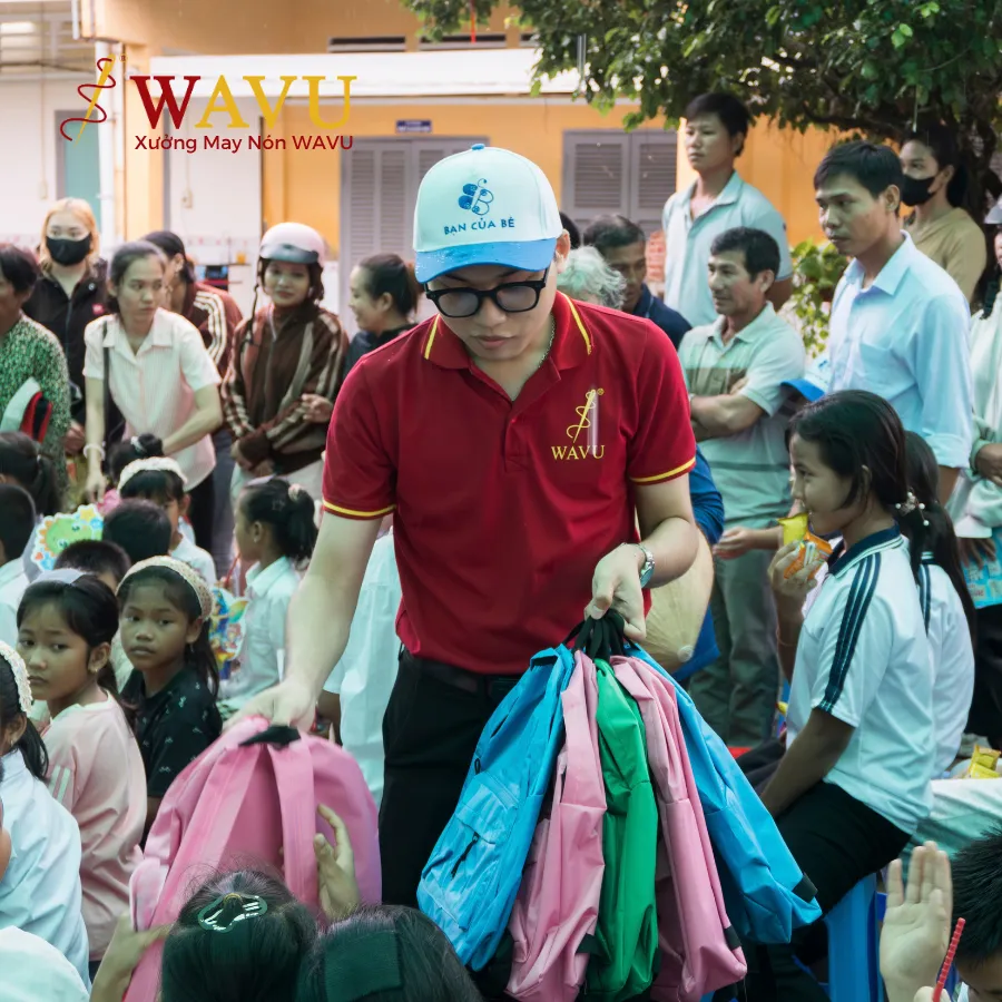Wavu trao quà cho các em nhỏ tại trường tiểu học Tân Hiệp