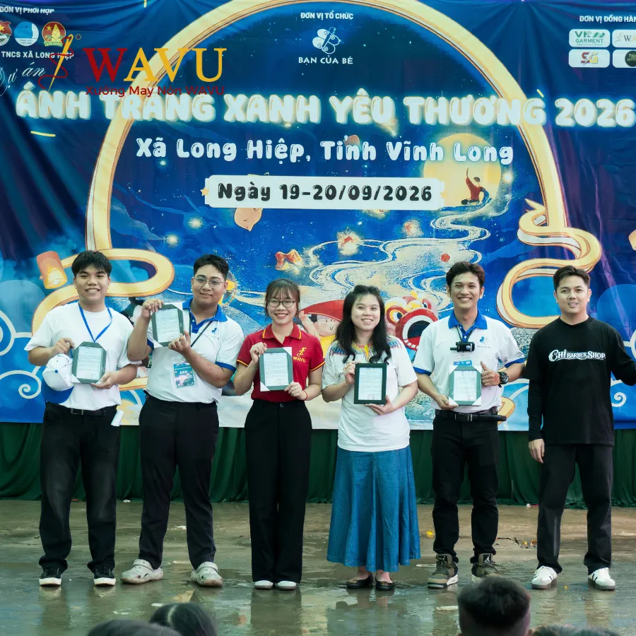 Đại diện Wavu nhận giấy cảm ơn từ đơn vị tổ chức Bạn của bé